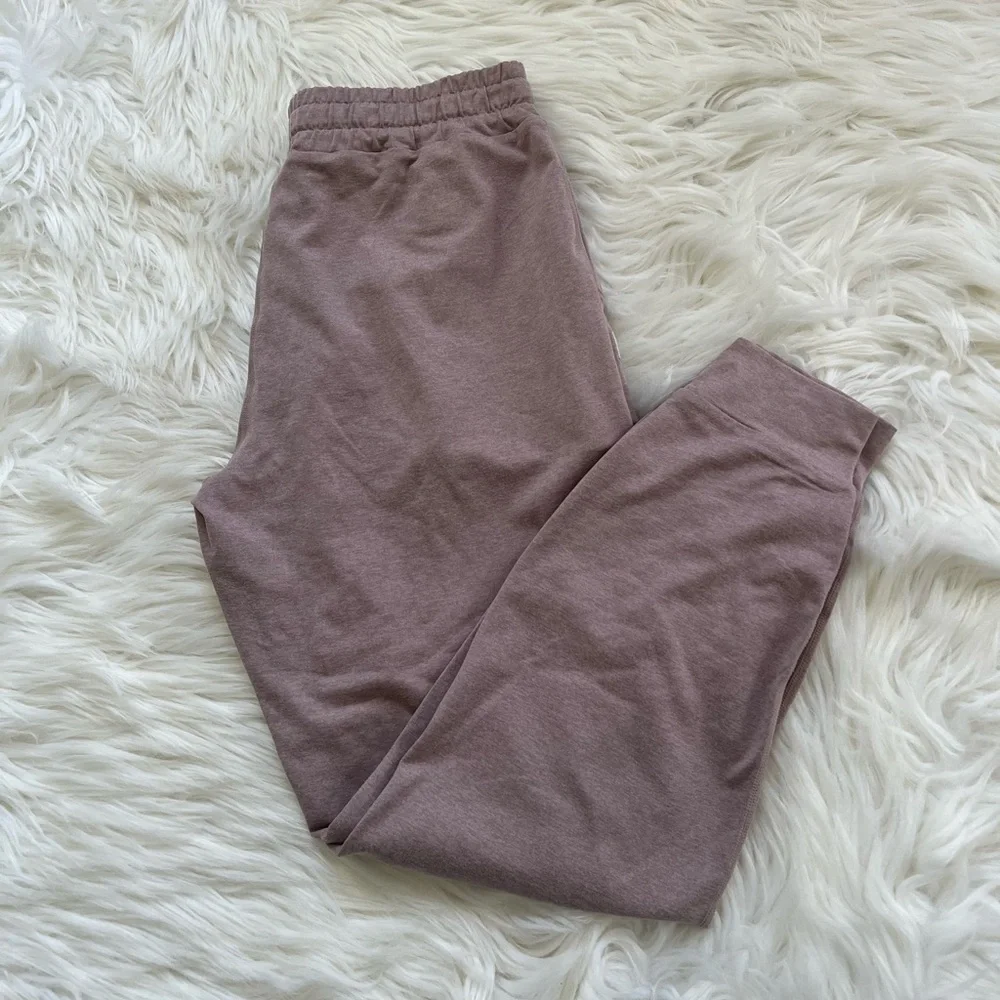 Vuori Performance Jogger in a Dusty Mauve size XS - Picture 2 of 8
